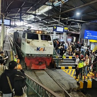 Penumpang kereta di Stasiun Yogyakarta hari ini mulai padat, Sabtu (7/6/2025)