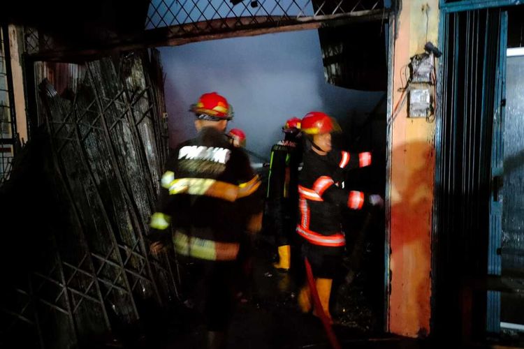 Petugas pemadam kebakaran berusaha memadamkan api yang membakar rumah warga, Minggu (1/5/2022) di Padang, Sumatera Barat.