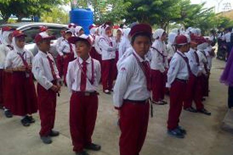 Anak anak TKI yang orang tuanya bekerja di Sabah Malysia turut menyambut kedatangan Jokowi. Mereka berharap pemerintah memberi perhatian terhadap pendidikan anak anak TKI. 
