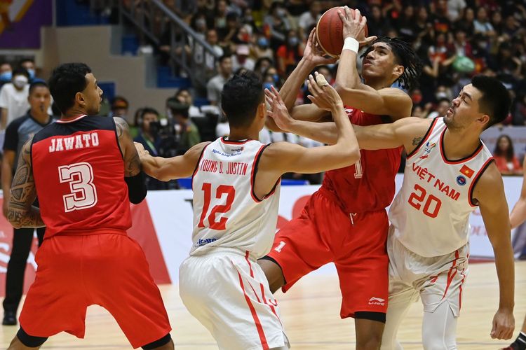 Pebasket Indonesia Michael Derrick (kedua kanan) berusaha menembakkan bola ke arah ring Tim Vietnam dalam laga lanjutan cabang basket SEA Games 2021 di Thanh Tri District Sporting Hall, Hanoi, Vietnam, Sabtu (21/5/2022).