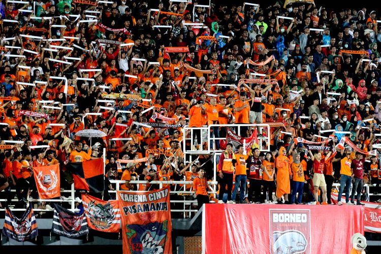 Sebanyak 13.621 penonton menyaksikan leg kedua Final Piala Presiden 2022 antara Borneo FC melawan Arema FC yang berakhir dengan skor 0-0 di Stadion Segeri Samarinda, Kamis (17/7/2022) malam.