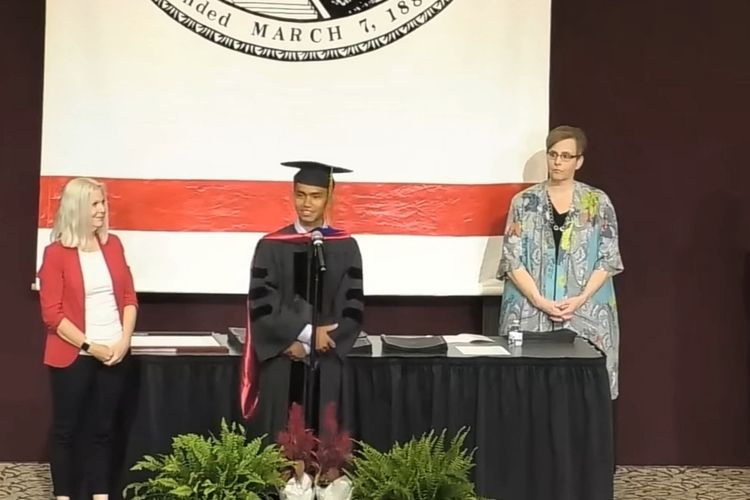 Momen Jizun saat wisuda menyelesaikan pendidikan S3 di North Carolina State University Amerika Serikat, Sabtu beberapa waktu lalu