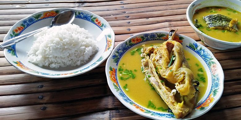 Satu porsi kepala sembilang yang ditawarkan di warung milik Pak Kasan di Gresik, Jawa Timur, Rabu (9/1/2019).