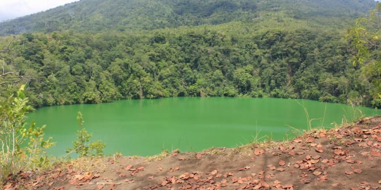 Dana Tolire, salah satu objek wisata di bawah kaki Gunung Gamalama.