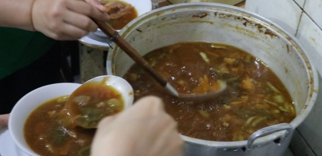 Satu porsi hidangan asem-asem daging, di Warung Makan Asem-asem Koh Liem yang melegenda di Semarang, Kamis, (19/7/2018).