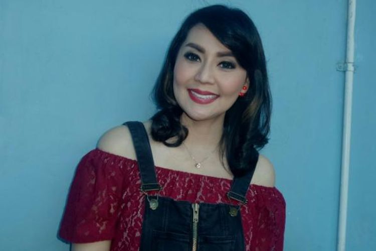 Tessa Kaunang diabadikan usai menjadi bintang tamu di program bincang-bincang di studio Trans TV, Jakara Selatan, Kamis (22/12/2016).