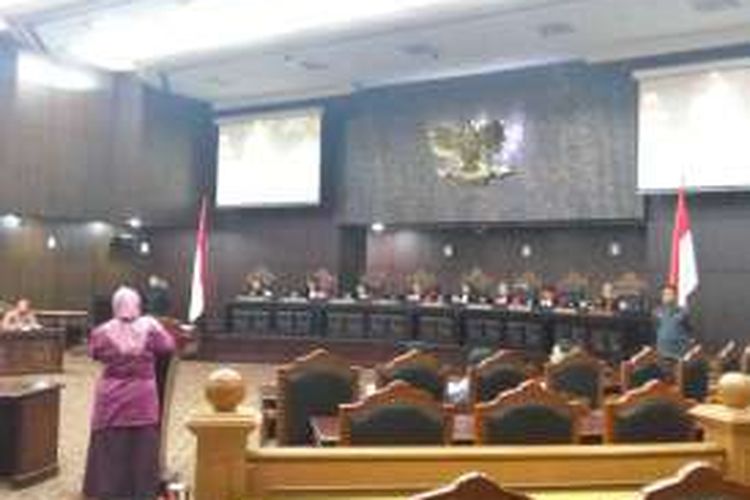 Komisioner Badan Pengawas Pemilu (Bawaslu) Endang Wihdatiningtyas memberikan keterangan dalam sidang lanjutan uji materi terkait Rapat Dengar Pendapat antara penyelenggara pemilu dengan DPR dan Pemerintah. Sidang digelar di Mahkamah Konstitusi, Jakarta, Rabu (7/12/2016).