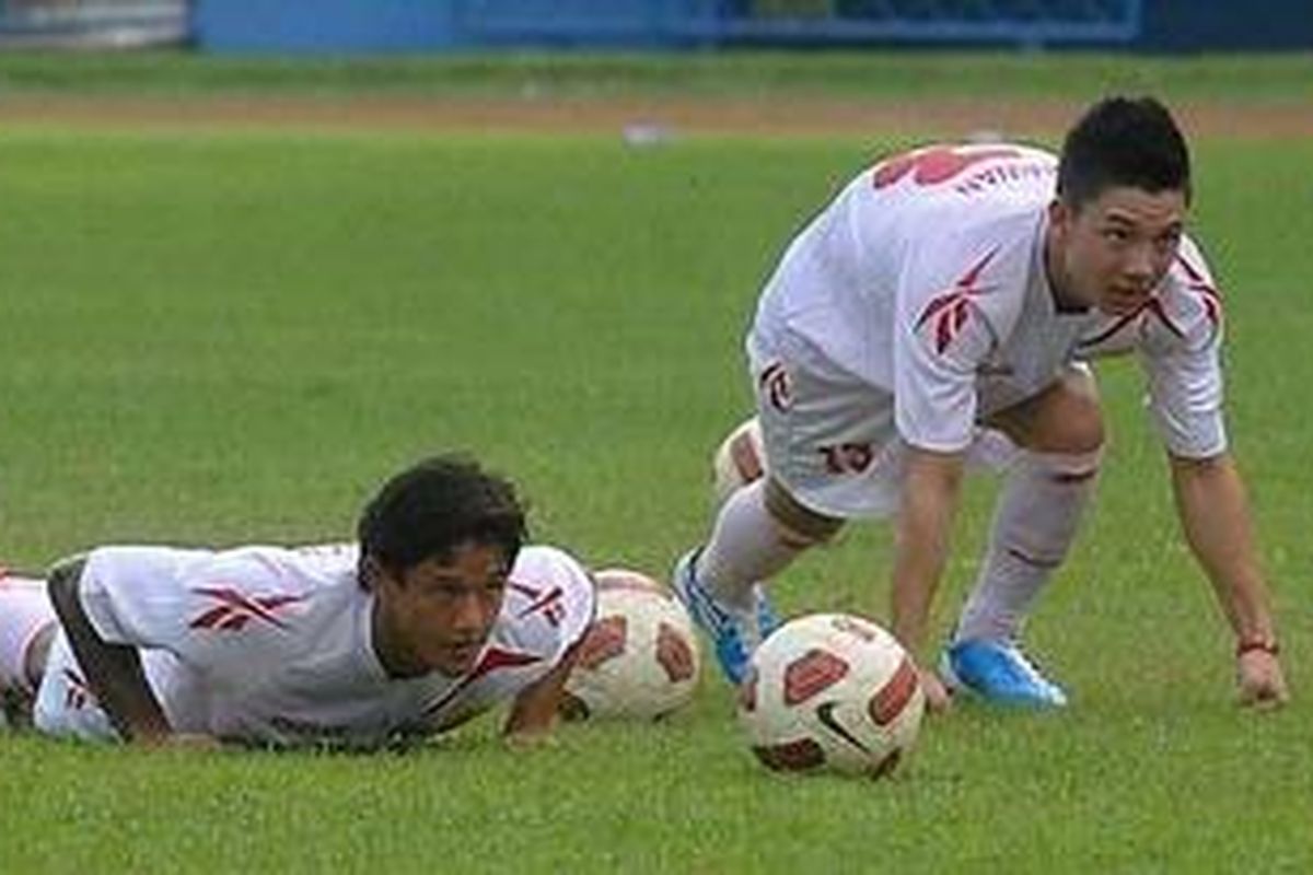 Pemain tim nasional Indonesia dan Persema Malang, Irfan Bachdim (kiri) dan Kim Jeffrey Kurniawan mengikuti latihan Persema menyongsong Liga Primer Indonesia (LPI) di Stadion Gajayana, Kota Malang, Jawa Timur, Selasa (4/1/2011). Kedua pemain keturunan tersebut tetap bergabung ke Persema Malang untuk mengikuti kompetisi LPI dan dikontrak selama tiga musim. 