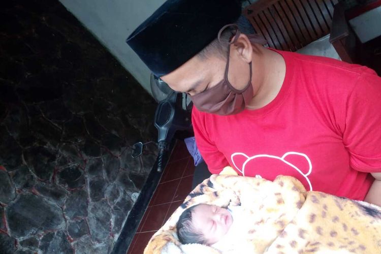Seorang bayi yang baru lahir di Kabupaten Cianjur, Jawa Barat, diberi nama corona, lengkapnya Nara Fatimah Corona.