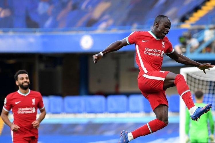 Penyerang Liverpool, Sadio Mane, merayakan gol ke gawang Chelsea pada laga Liga Inggris di Stadion Stamford Bridge, London, pada Minggu (20/9/2020).