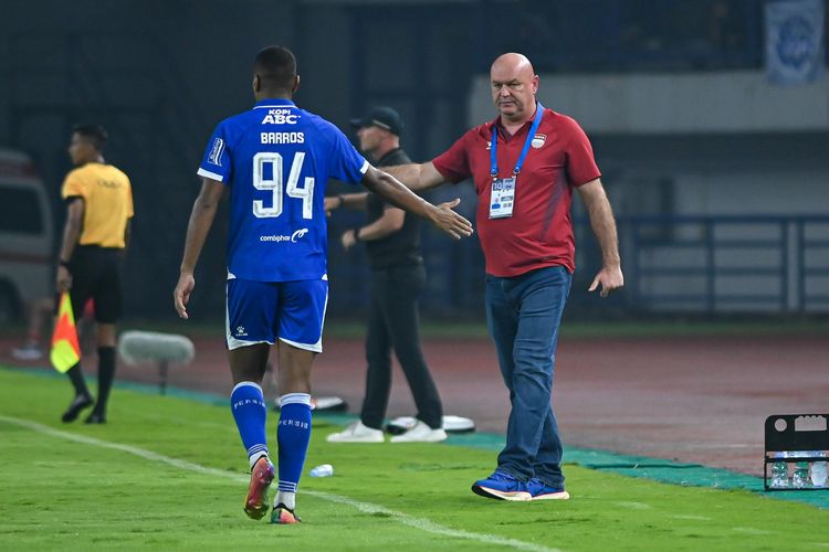 Pelatih Persib Bandung Bojan Hodak akan mengajukan surat keberatan perihal wasit usai menangkan laga melawan Persis Solo, Senin (27/10/2025) di Gelora Bandung Lautan Api (GBLA), dalam pekan ke-10 Super League 2025-2026. 