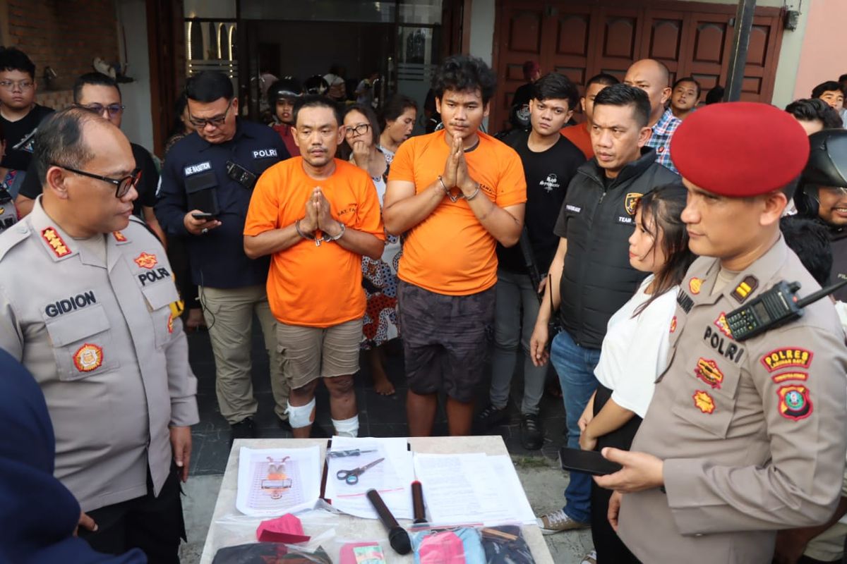 Seorang pria berinisal PP (sebelah kiri), usia 37 tahun, dihadirkan saat polisi menggelar konferensi pers di Lia Purba Salon, Kecamatan Medan Selayang, Kota Medan pada Kamis (5/12/2024).