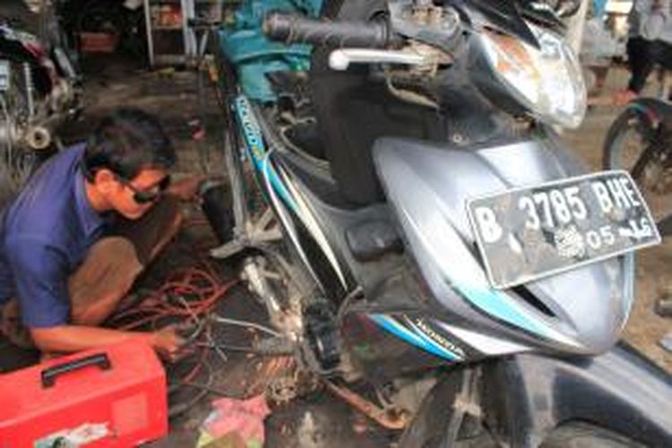 Syarif pemilik bengkel motor, Rider Service, yang terletak di sisi jalur utama Pantura, Desa Karang Asem, Kecamatan Plumbon, Kabupaten Cirebon.