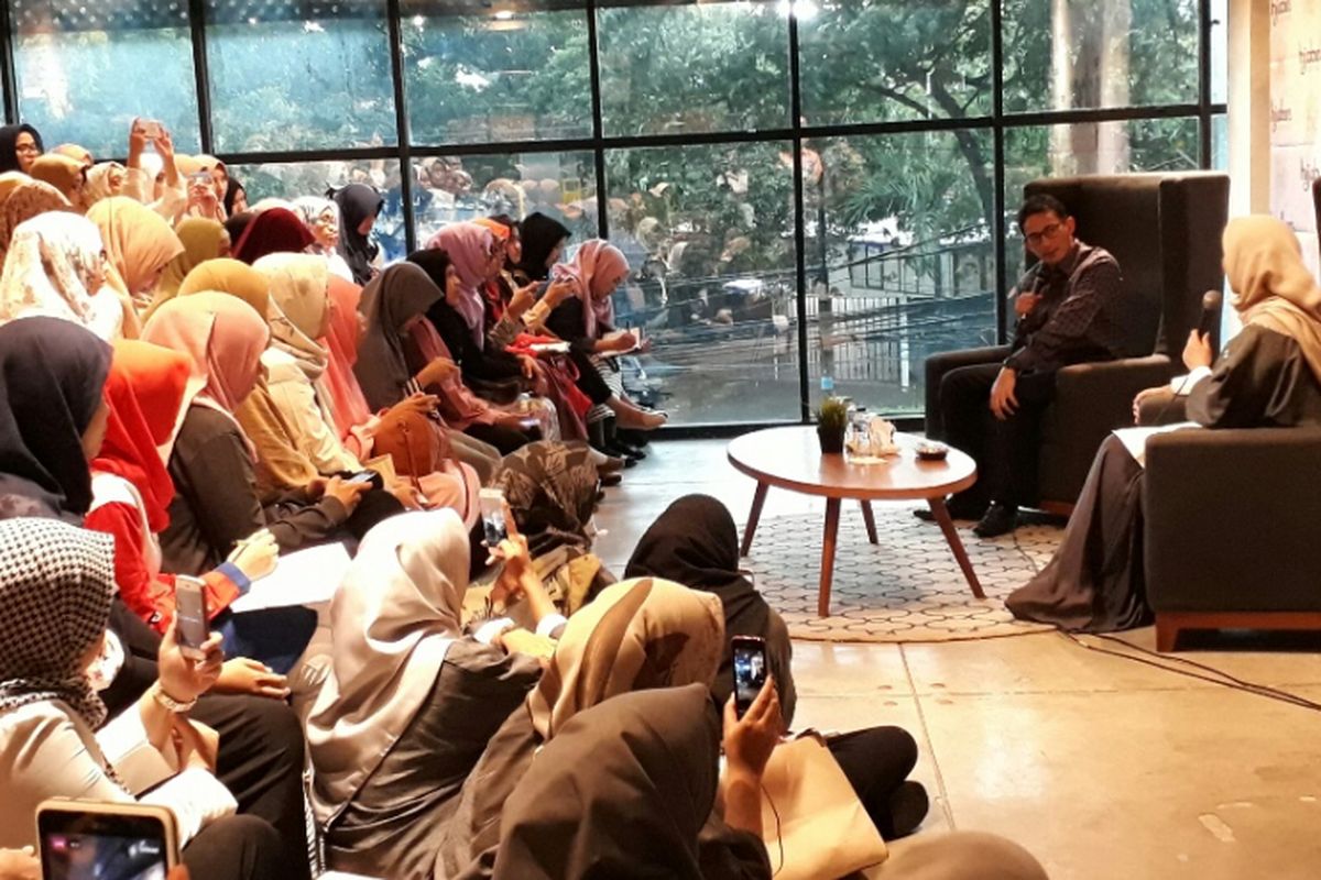 Calon wakil gubernur DKI Jakarta Sandiaga Uno bercerita bagaimana dirinya memulai usaha di hadapan komunitas hijabers. Pada acara bertajuk Hijabers Day Out Leaders Talk Start You Business From Zero, Sandiaga bercerita bagaimana ia memulai karier usahanya dari nol. Minggu (2/4/2017)