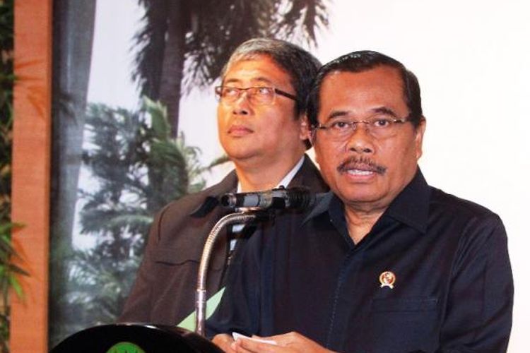 Jaksa Agung HM Prasetyo (kanan) memberikan keterangan pers terkait eksekusi mati 6 terpidana narkoba di Kantor Kejaksaan Agung, Jakarta, Minggu (18/1/2015).
