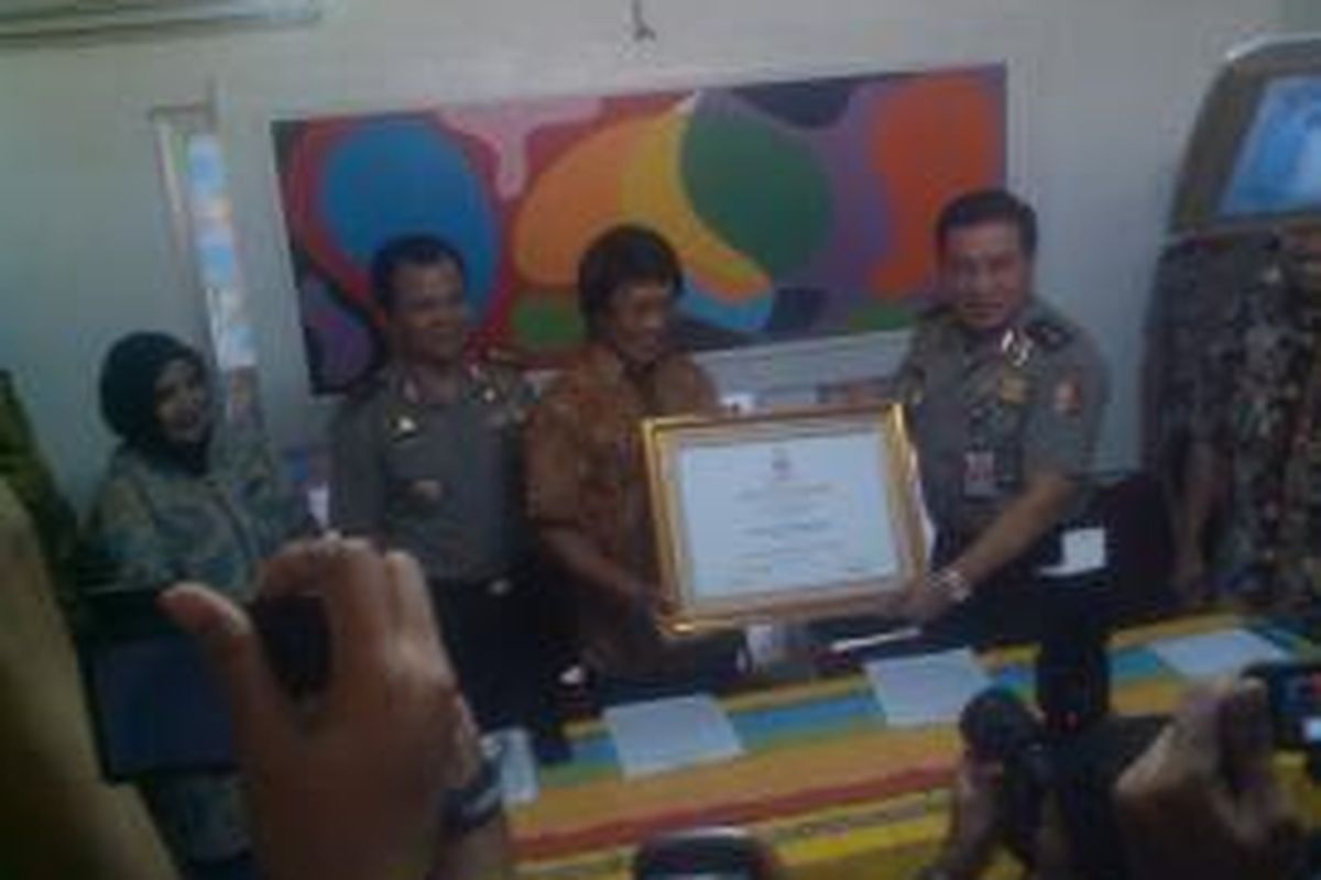 Selain dianugerahkan penghargaan sebagai Pembina Satgas Perlindungan Anak dalam Kak Seto Award. Karena dari pihak pihak keluarga berhalangan hadir karena masih di Jogja, penghargaan diwakilkan oleh Asisten SDM Kapolri Irjen Polisi Prasetyo. Pemberian penghargaan dilakukan di kediaman Setyo Mulyadi atau kerap disebut Kak Seto di Cirendeu Permai, Tangerang Selatan, Selasa (20/8/2013).