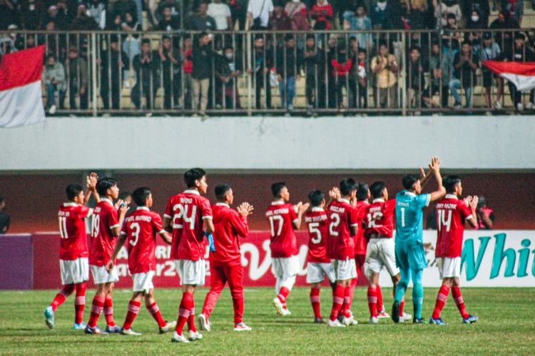 Skuad timnas U16 Indonesia menyapa suporter usai mengalahkan Vietnam 2-1 di Stadion Maguwoharjo, Sleman, Sabtu (7/8/2022) malam WIB. Terkini, timnas U17 Indonesia akan berjuang di Kualifikasi Piala Asia U17 2023.