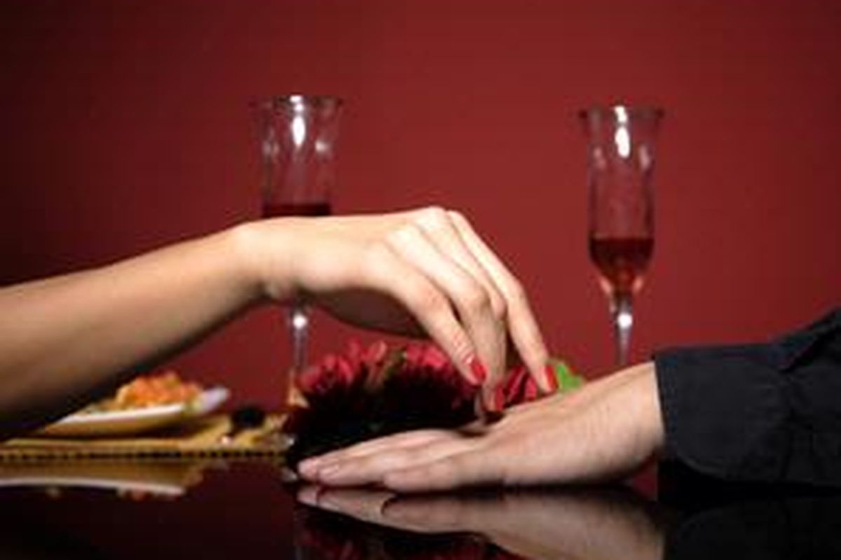 Jangan sedih jika si dia tidak mengajak Anda makan malam di hari Valentine. Ia punya cara sendiri dalam mengungkap rasa cintanya pada Anda. Jika perlu, bicarakanlah. 