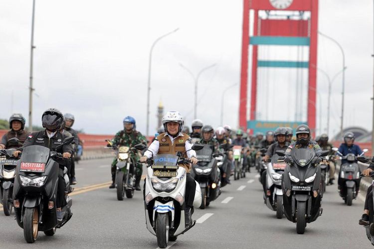 Penjabat (Pj) Gubernur Sumatera Selatan (Sumsel) Agus Fatoni meninjau langsung sejumlah Tempat Pemungutan Suara (TPS) di Kota Palembang dengan mengendarai sepeda motor, Rabu (14/2/2024).