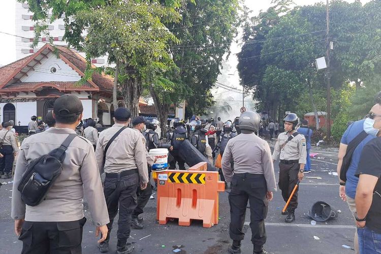Polisi bubarkan paksa aksi tolak UU Omnibus Law di depan gedung negara Grahadi Surabaya, Kamis (8/10/2020).