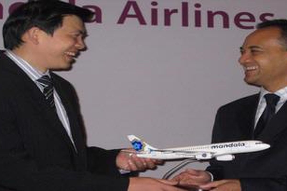 Chief Executive Officer (CEO) Changi Airport Group Lee Seow Hiang (kiri) dan Presiden Direktur Mandala Airlines Diono Nurjadin (kanan) dalam kesempatan peresmian rute Jakarta-Singapura (pp) dan Balikpapan-Singapura (pp) di Bandara Changi, Singapura, Kamis (1/7/2010). Hubungan bisnis antara Singapura dan Indonesia sudah berkembang sejak lama. Sampai sekarang ada rata-rata 4,5 juta orang Singapura mengunjungi Indonesia. Sebaliknya, rata-rata 1,8 juta warga Indonesia bertandang ke Negeri Singa.
