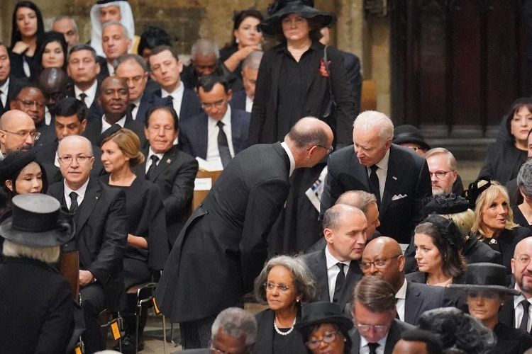 Presiden AS Joe Biden (kanan) duduk bersama istri Jill Biden, kepala negara dan pejabat tinggi lainnya, termasuk Presiden Prancis Emanuel Macron (kiri) di Pemakaman Negara Ratu Elizabeth II, yang diadakan di Westminster Abbey, London. Tanggal foto: Senin 19 September 2022.