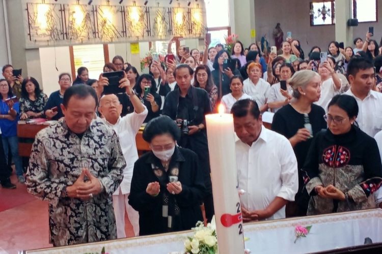 Megawati menghadiri misa mendiang Staf Khusus Dewan Pengarah Badan Pembina Ideologi Pancasila (BPIP) Antonius Benny Susetyo (56) atau Romo Benny di Gereja Katolik St. Albertus Trapani, Kota Malang, Jawa Timur pada Senin (7/10/2024). 