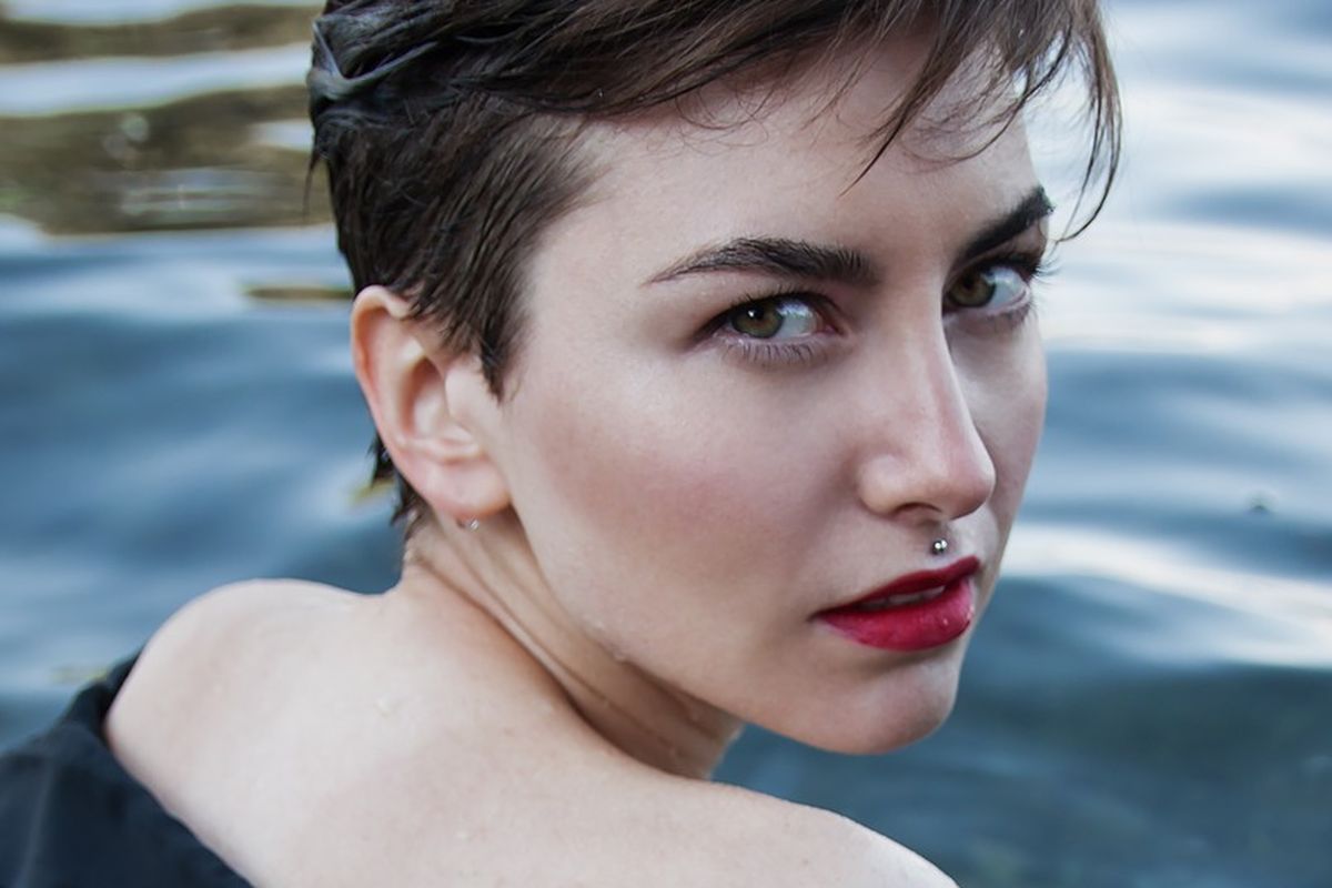 Ada beberapa model rambut pendek wanita sesuai bentuk wajah bulat yang bisa dipilih sehingga wajah tampak lebih tirus, termasuk model rambut pixie yang memberikan volume di area atas kepala.