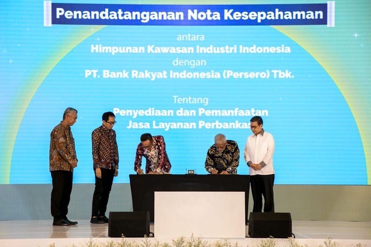 Penandatangan MoU oleh Direktur Commercial, Small, and Medium Business BRI Amam Sukriyanto bersama Sekretaris Jenderal (Sekjen) HKI Priyo Budianto. 