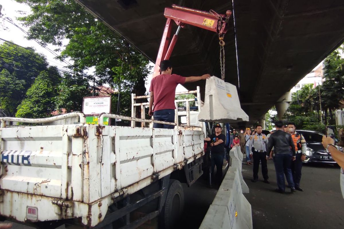 Dinas Perhubungan (Dishub) DKI Jakarta mengangkut beton pembatas yang ada di putaran balik Jalan Pangeran Antasari, Kamis (30/3/2023). 