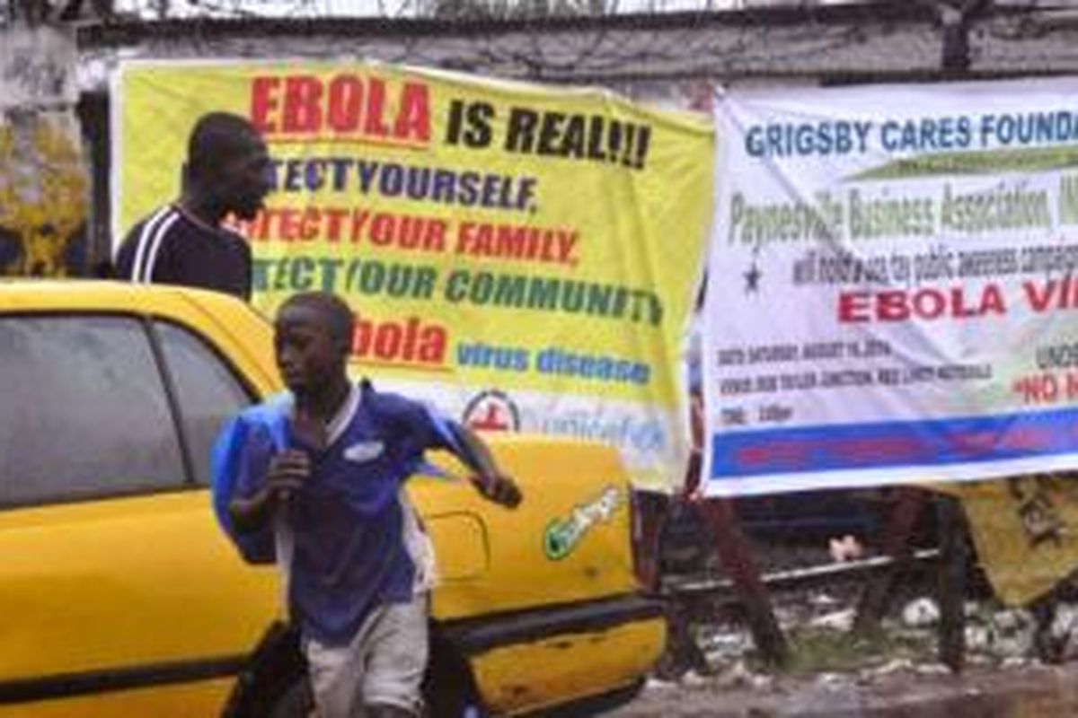 Pamflet peringatan wabah ebola di Kota Monrovia, Liberia, Sabtu (17/8/2014).