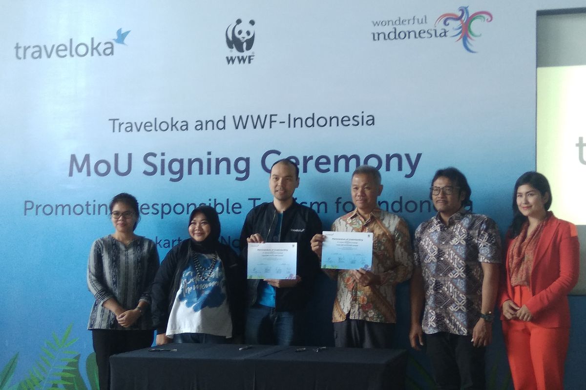 Sufintri Rahayu, Public Relation Director Traveloka dan Lukas Adhyakso, Direktur Konservasi WWF Indonesia di Jakarta, Kamis (21/11/2019).