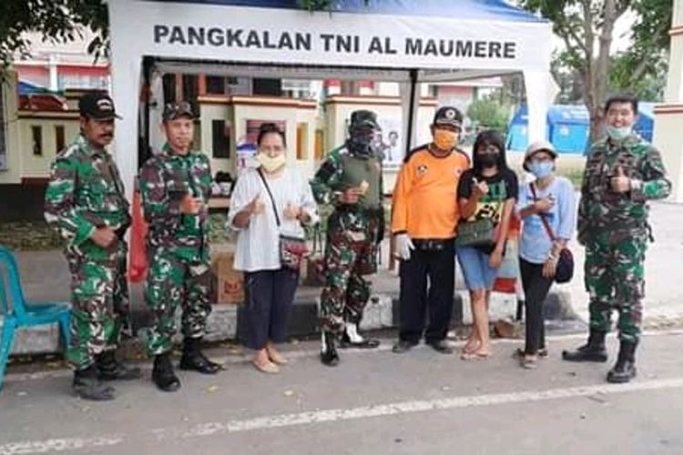 Foto : Saat Devia Alexandra, seorang gadis di kota Maumere, Kabupaten Sikka, NTT mengantar makanan dan minuman ringan bagi para petugas di Posko Covid-19.