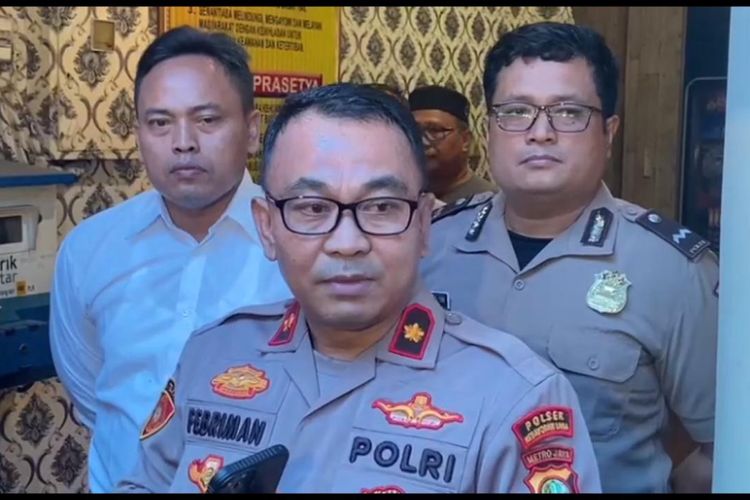 Kapolsek Kebayoran Lama, Kompol Febriman Sarlase saat menjelaskan laporan prank KDRT yang dilakukan Baim Wong di Polsek Kebayoran Lama, Jakarta Selatan, Senin (3/10/2022). 