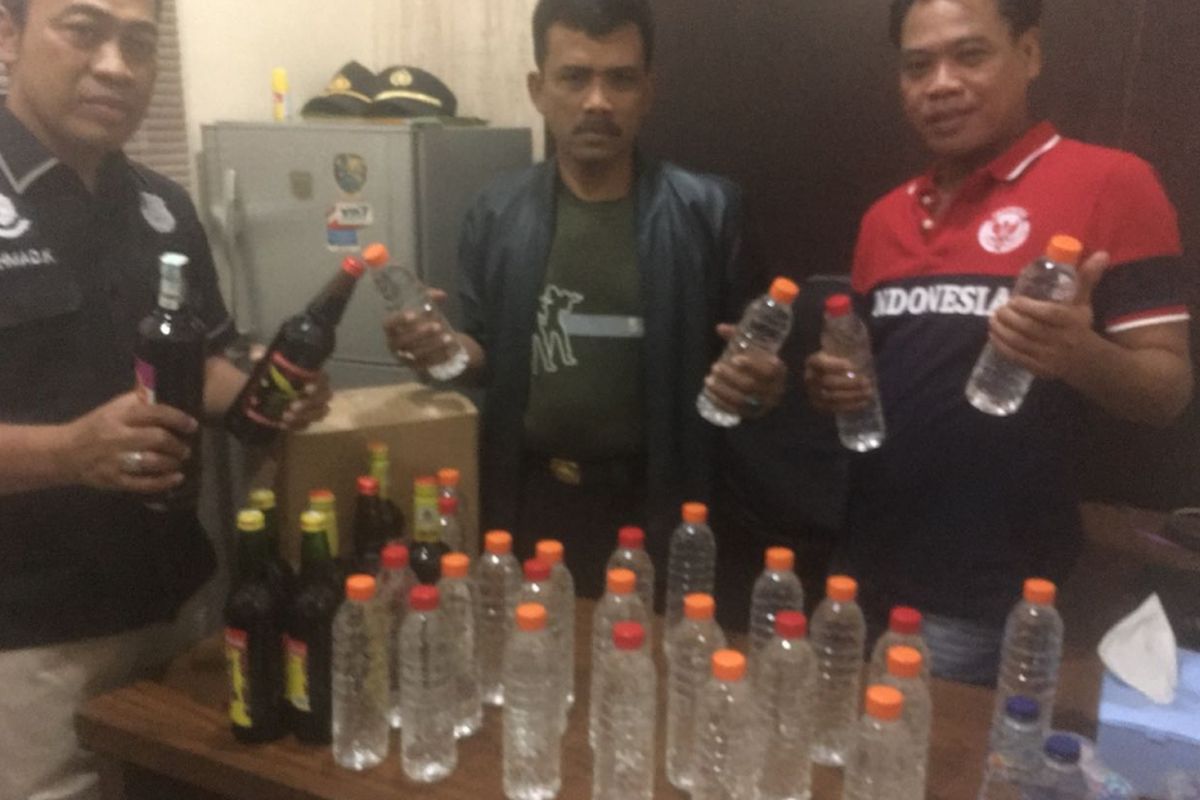 Polsek Cengkareng, Jakarta Barat, menyita 133 botol minuman keras dalam razia yang digelar Senin (23/7/2018) malam.