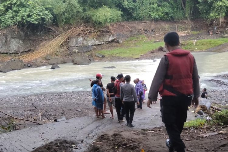 Petugas melakukan pencarian pria yang dilaporkan hanyut saat mandi di sungai Yeh Ho, di Banjar Dinas Belumbang Kaja, Desa Belumbang, Kecamatan Kerambitan, Kabupaten Tabanan, Provinsi Bali.