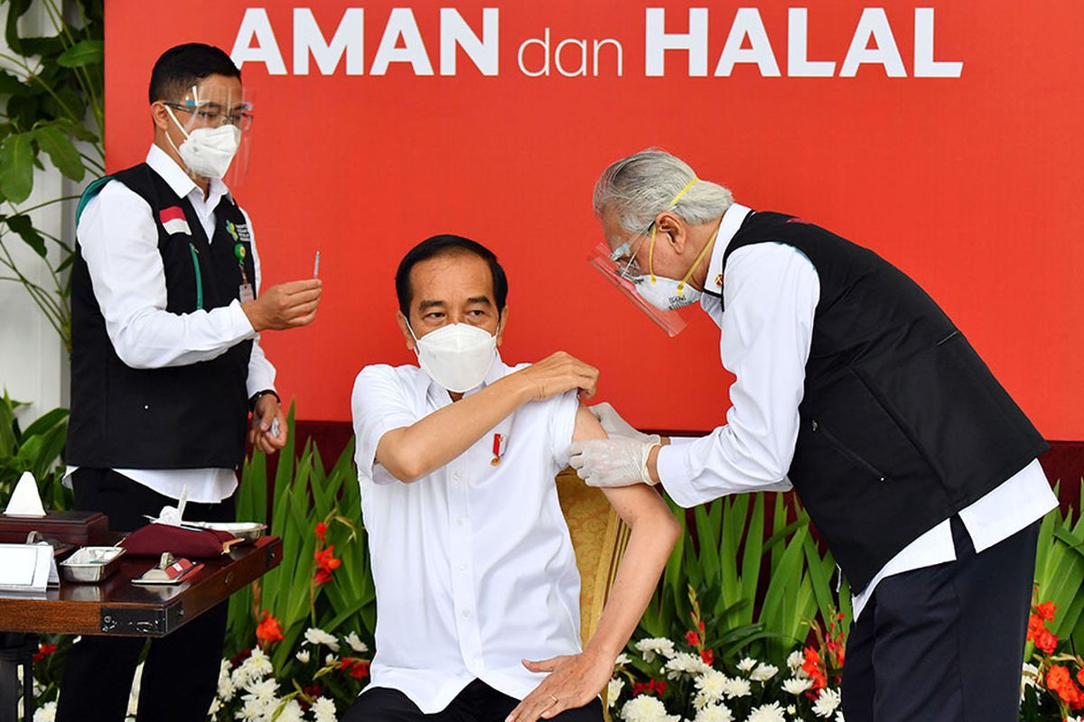 Presiden Joko Widodo (tengah) bersiap disuntik dosis pertama vaksin Covid-19 produksi Sinovac oleh vaksinator Wakil Ketua Dokter Kepresidenan Prof Abdul Mutalib (kanan) di beranda Istana Merdeka, Jakarta, Rabu (13/1/2021). Penyuntikan perdana vaksin Covid-19 ke Presiden Joko Widodo tersebut menandai dimulainya program vaksinasi di Indonesia.