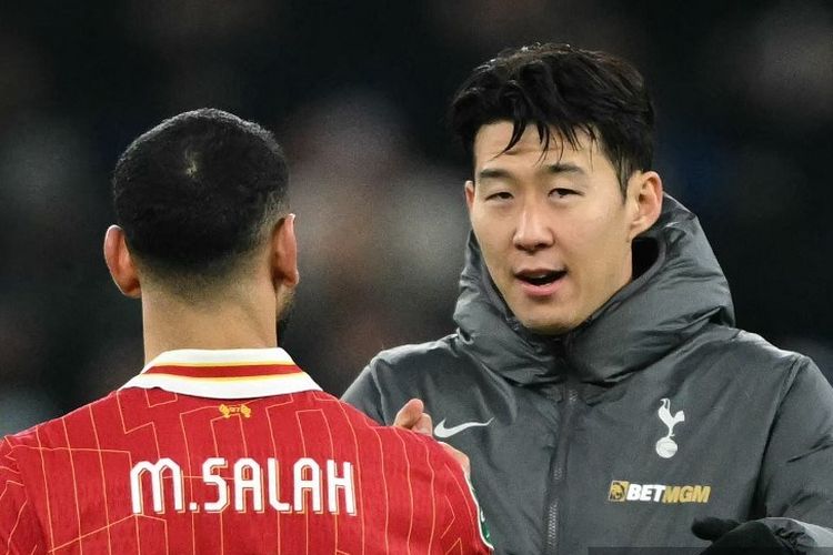 Mohamed Salah bersalaman dengan Son Heung-min usai laga leg pertama semifinal Piala Liga Inggris 2024-2025 antara Tottenham vs Liverpool di Stadion Tottenham Hotspur, 8 Januari 2025. (Photo by JUSTIN TALLIS / AFP) 