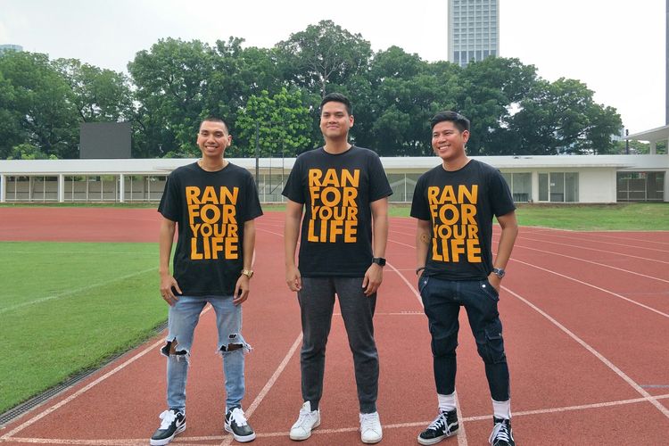 Rayi, Asta, dan Nino berdiri di tempat mereka pemotretan untuk album RAN For Your Life jaman dahulu, di Stadion Madya, Jakarta, Rabu (18/12/2019)