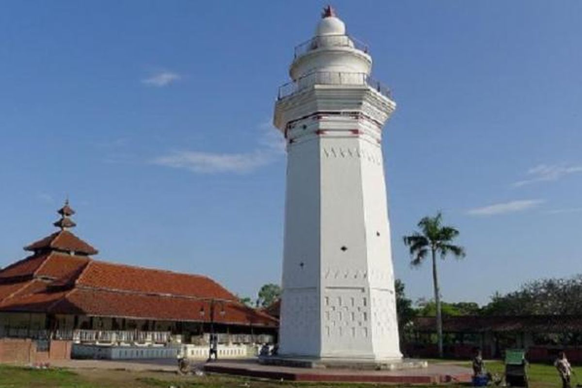 Masjid Agung Banten berdiri megah, sementara beberapa petugas kebersihan menyapu dan memungut sampah di kawasan Banten Lama, Serang, Banten, Jumat (10/4). Salah satu masjid tertua di Indonesia yang didirikan pada masa Kesultanan Banten tersebut menjadi penanda Kota Serang. Kehidupan warga di Serang lekat dengan suasana yang religius.