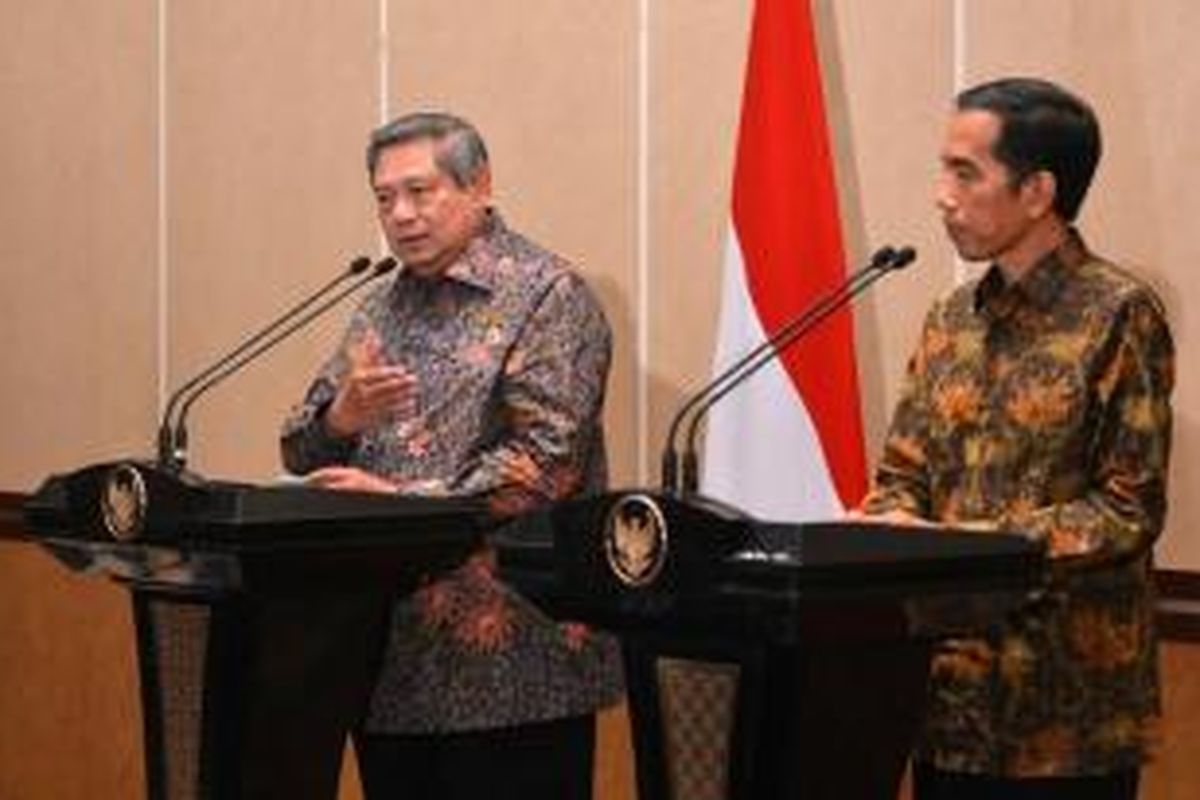 Presiden SBY dan presiden terpilih Joko Widodo memberikan keterangan pers bersama, seusai pertemuan empat mata, di Laguna Resort and Spa, Nusa Dua, Bali, Rabu (27/8) malam