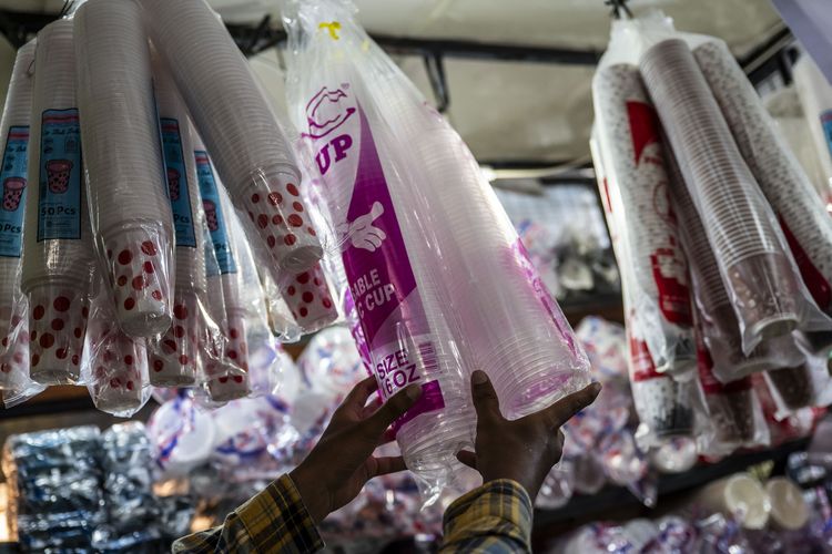 Kenapa Harga Plastik Naik? Ini Alasannya