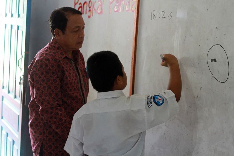 Nursaka saat mengikuti kegiatan belajar mengajar di ruang kelas 3, SD Negeri 03 Sontas, Kecamatan Entikong, Kabupaten Sanggau, Kalimantan Barat, Kamis (13/9/2018).