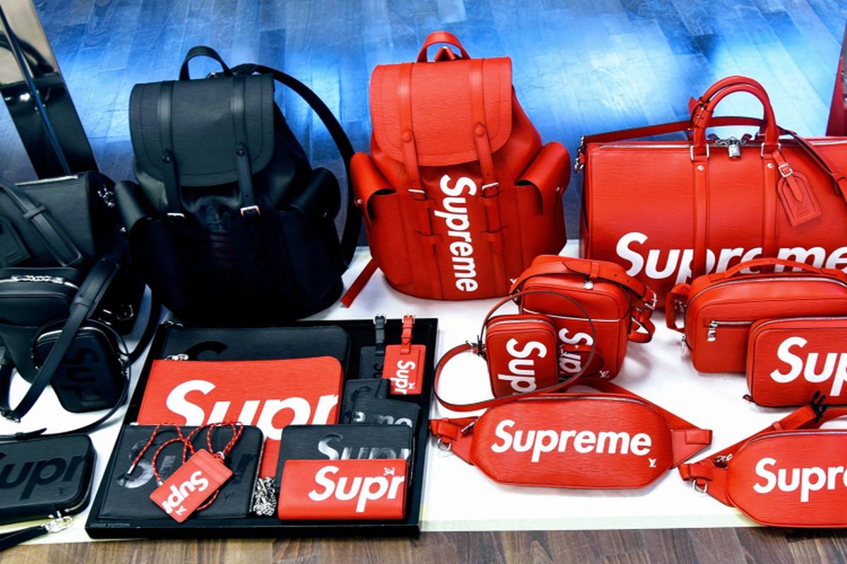 Koleksi kolaborasi rumah mode Louis Vuitton dan Supreme.