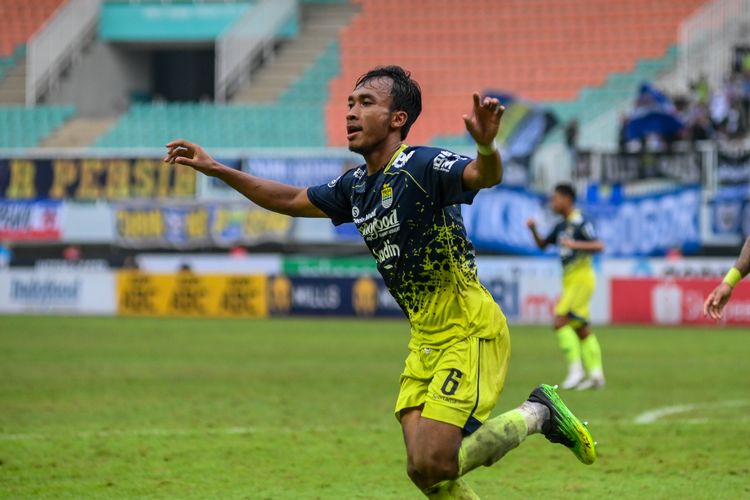 Robi Darwis gelandang Persib Bandung yang merayakan gol usai mencetak gol ke gawang Dewa United dalam pertandingan pekan ke-31 Liga 1 2022-2023, Senin (20/3/2023) di Stadion Pakansari, Cibinong, Kabupaten Bogor.