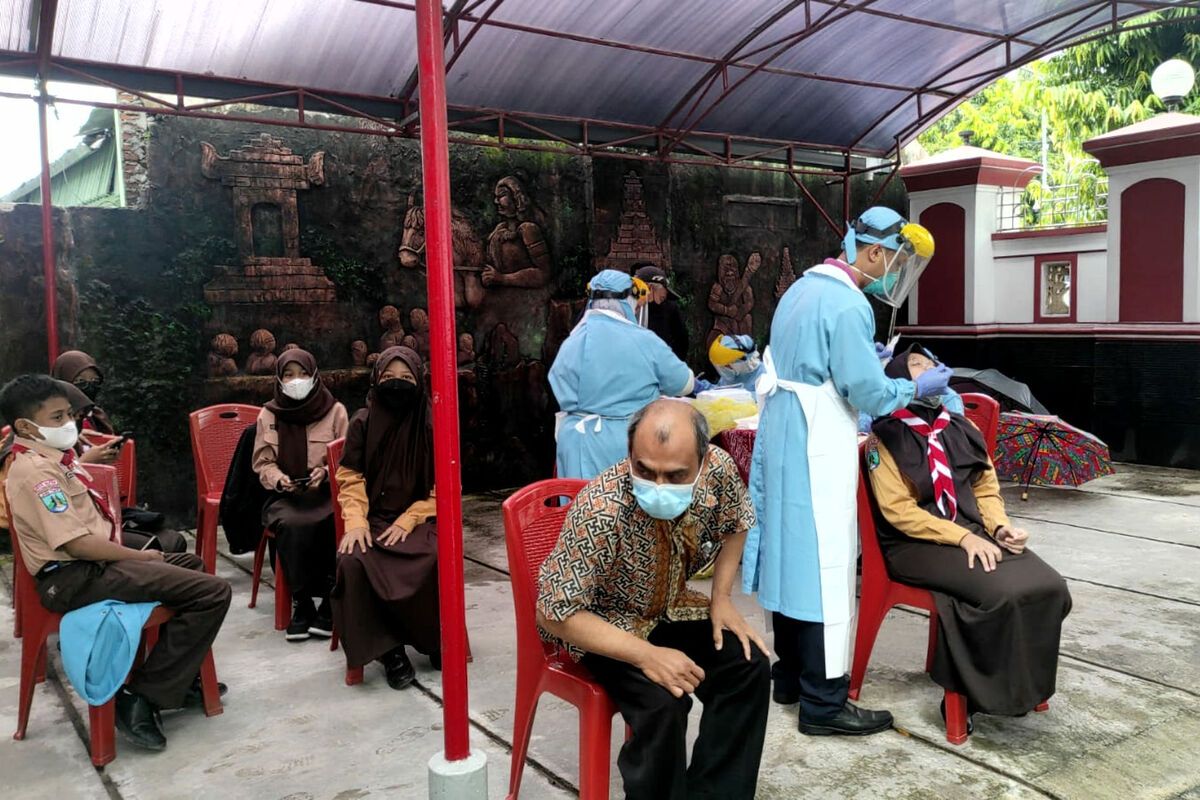 Puluhan siswa dan guru Kelas VII-D SMP Negeri 1 Kota Blitar menjalani pengambilan sampel swab untuk pengetesan Covid-19, Sabtu (5/2/2022)