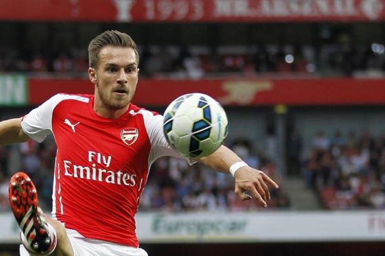 Salah satu aksi gelandang Arsenal, Aaron Ramsey, pada pertandingan Premier League melawan Tottenham Hotspur, di Emirates Stadium, London, Sabtu (27/9/2014).