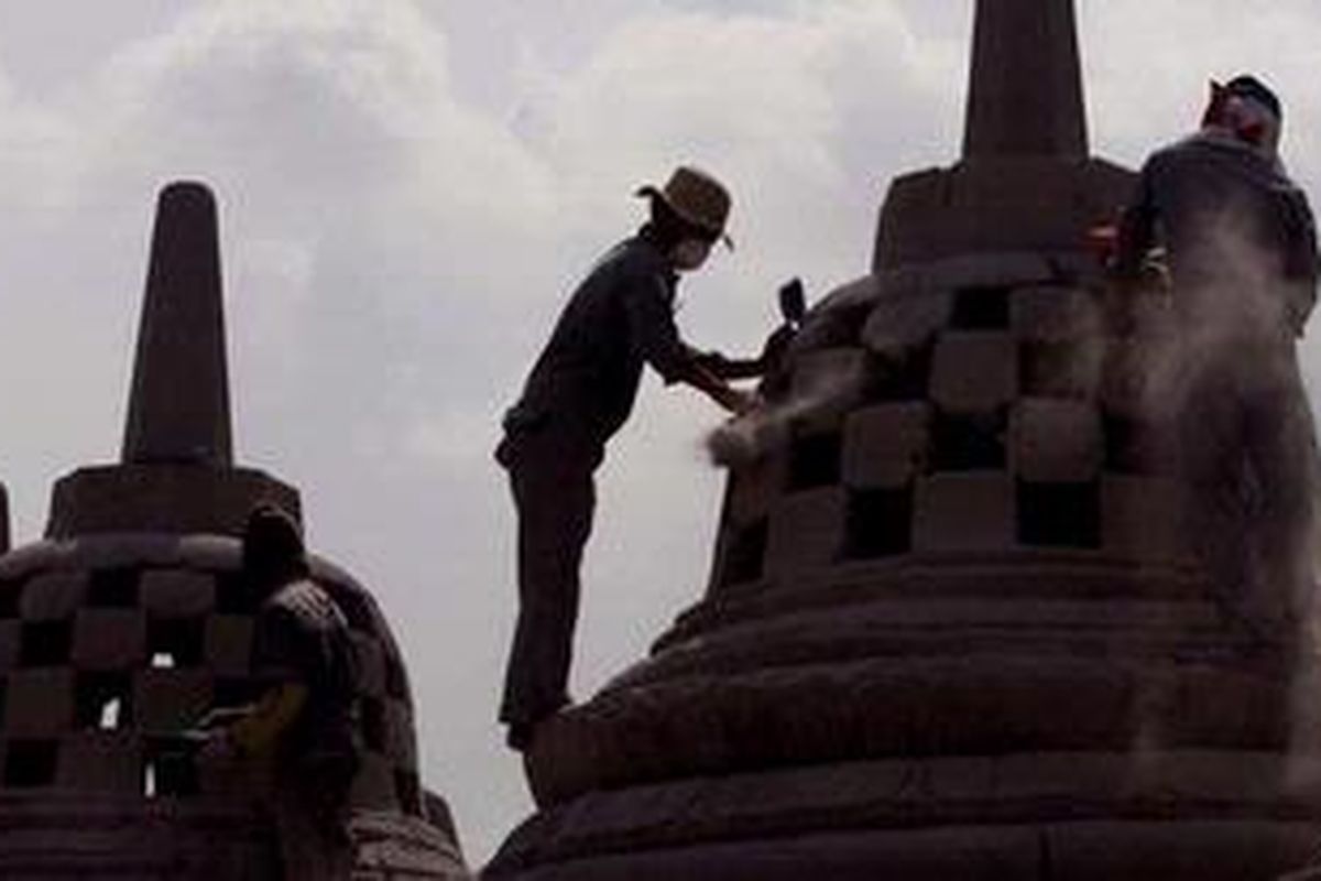 Petugas membersihkan stupa di kawasan wisata Candi Borobudur, Magelang, Jawa Tengah, yang tertutup abu vulkanik letusan Gunung Merapi, Jumat (12/11/2010). Balai Konservasi Peninggalan Borobudur menjadwalkan pembersihan ini selesai tiga hingga empat minggu ke depan. 