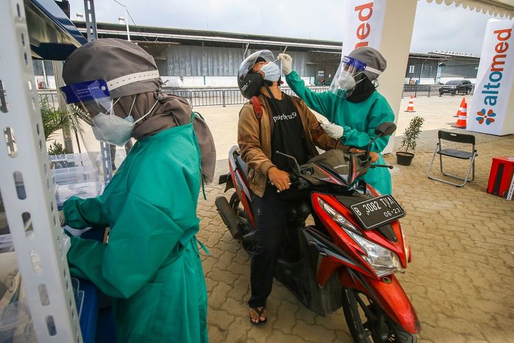 Warga menjalani tes cepat antigen COVID-19 di layanan PCR dan antigen Swab Test Altomed, Kelapa Gading, Jakarta, Senin (9/8/2021). Menteri Koordinator Bidang Maritim dan Investasi (Menko Marves) Luhut Binsar Pandjaitan menargetkan testing COVID-19 sebanyak 400 ribu per hari. ANTARA FOTO/Rivan Awal Lingga/hp.