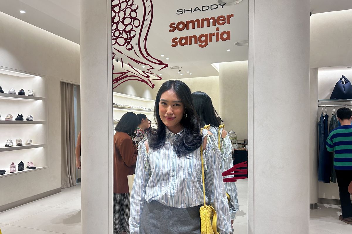 Penyanyi Alika Islamadina dalam peluncuran koleksi terbaru Sommer Sangria dari Shaddy Indonesia di Plaza Senayan, Jakarta Pusat, Kamis (10/7/2025).